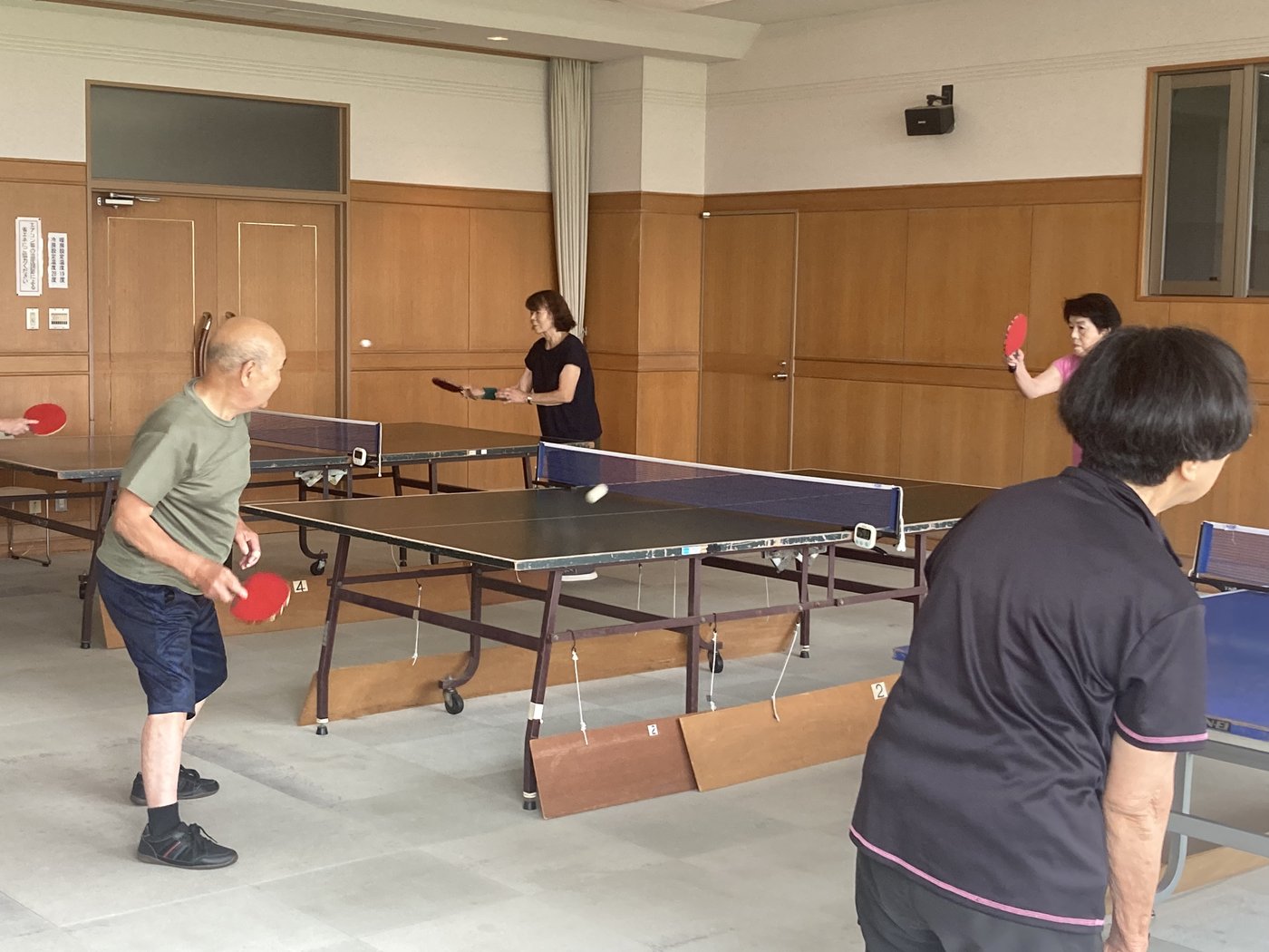 卓球を楽しむ利用者のみなさん